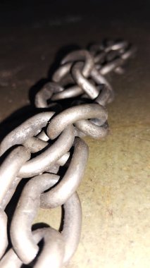 Siyah arkaplan ile metal zincir