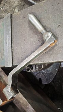 Atölyedeki metal boru.