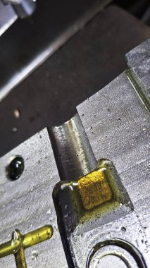 Metal bir boruya yakın.