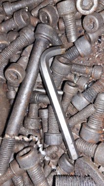 Bir yığın metal somun ve cıvata yakın çekim