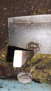 Yerde metal boru var.