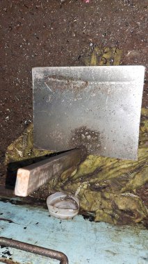 Eski paslı metal saplı olan.