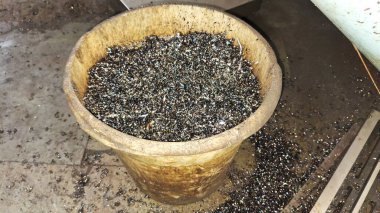 Metal bir boru ve siyah bir boru.