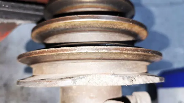 Masada paslı bir araba borusu var.