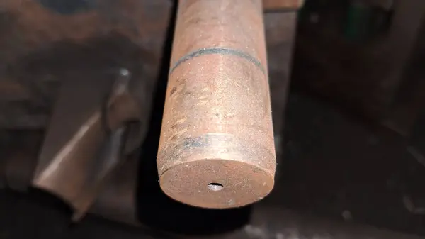 Büyük saplı metal boru.