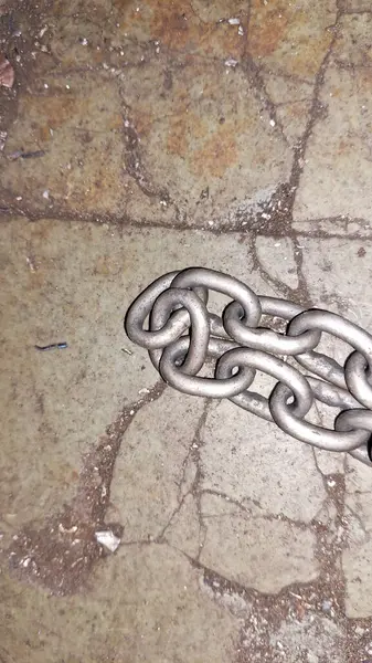 Beton zeminde metal zincir.