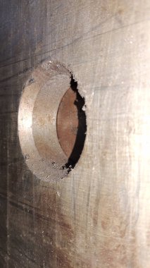 Metal desenli metal bir plaka.