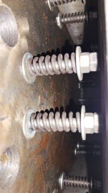 Metal arabanın etrafını kapatın.