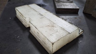 Bir sürü beyaz odunu olan eski ahşap bir masa.