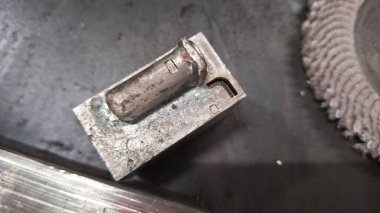 Eski metal kapı kolu saplı.