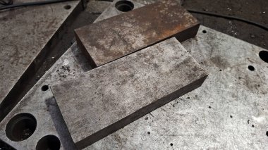 Bir sürü metal ve aletli metal plaka.