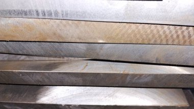 Bir sürü metal plaka.