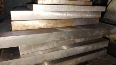 Metal ürünler deposunda farklı türde metal profiller bulunmaktadır.