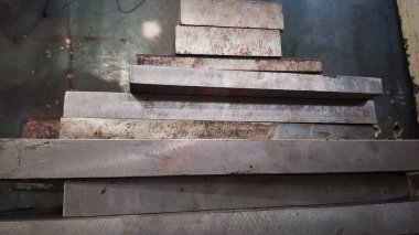 Bir odun yığını. Ahşap üretimi için odun. Metal fabrikası.