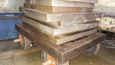 Bir fabrikada metal parmaklıklar