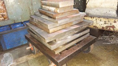 Depoda metal ve çelik parmaklıklar,