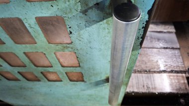 Metal bir levha yapma süreci.