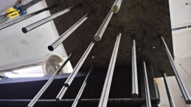 Bir fabrikadaki kaynak ve diğer ürünler için çelik borular.