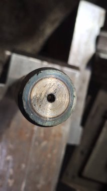 Fabrikadaki eski paslı demir.