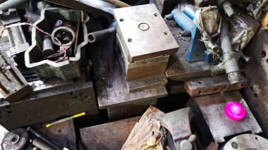 Atölyedeki metali kesme işlemi.