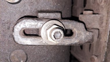 Eski ve paslı araba motoru