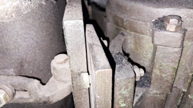 Eski paslı metal araba.