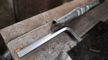 Atölyedeki paslı metal sapı..