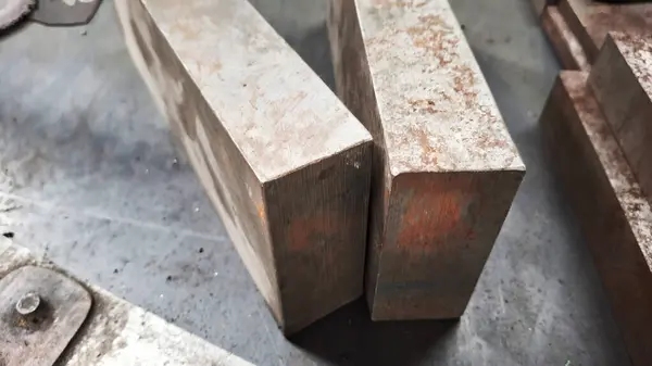 Atölyedeki metal ürünleri