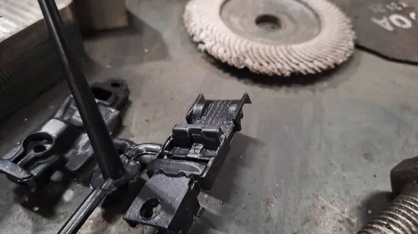 Metal saplı kesme makinesi işlemi