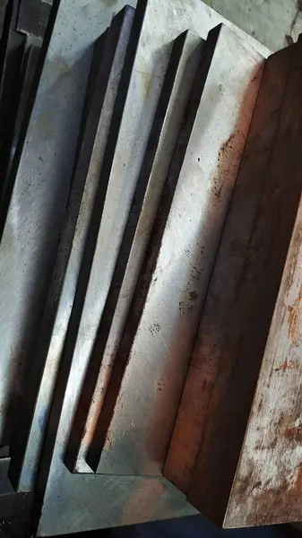 Fabrikadaki eski paslı metal levha.