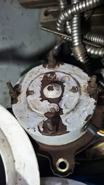 ingiliz anahtarlı araba motoru