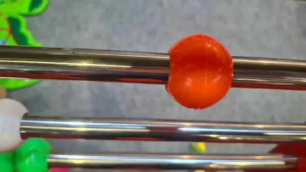 Bir oyuncağın kırmızı ve beyaz rengini kapat