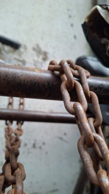 Yerde paslı zincirler