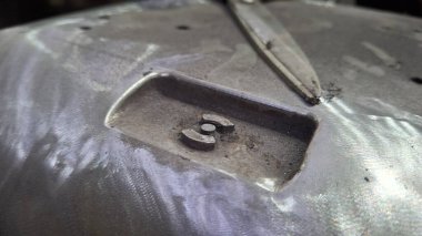 Bir arabaya yaklaş.