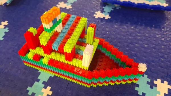 Beyaz, mavi ve sarı renkli ahşap bir masayı kapat.