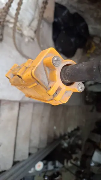 Bir arabaya yaklaş.