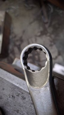 Atölyedeki metal ve çelik boru, kapat -