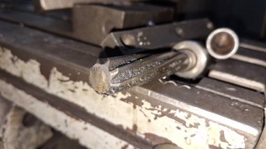 Metal bir kapıyı kapat.