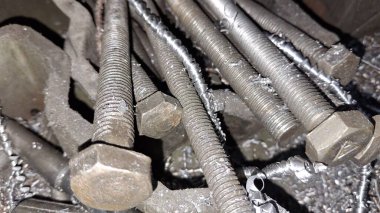 çelik borular ve cıvatalar