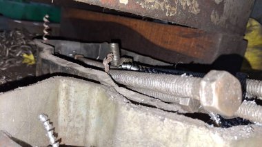 Metal bir boruyla metal bir plakaya yakın.