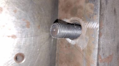 Kilitli paslı metal bir kapı.