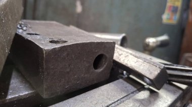 Tahta bir kapıyı kapat.