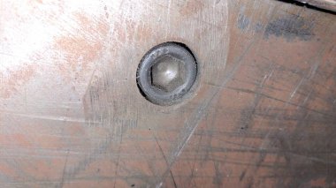 Metal saplı metal bir plakayı kapat.