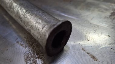 Borunun metal levhasını kapat.