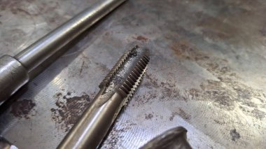 Atölyede metal matkap.