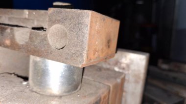 Metal bir boruya yakın.