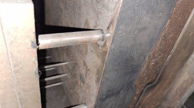 Eski paslı demir kapı kolu