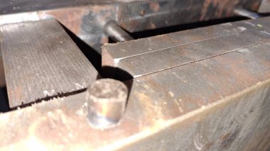 Arka planda metal boru