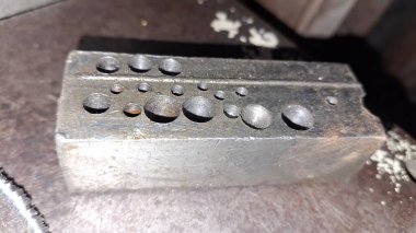 Mutfakta yemek pişirmek için metal tabak.