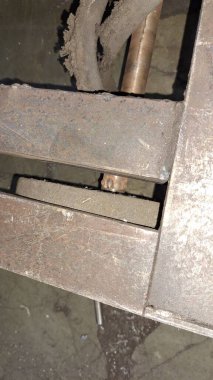 Büyük metal borulu metal zincir.